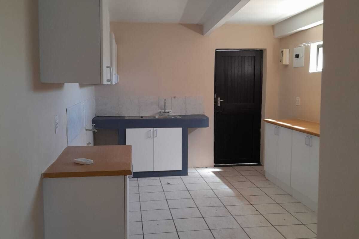 Secure 2-Bedroom And 1-Bathroom Apartment In Heathfield - Photo 3