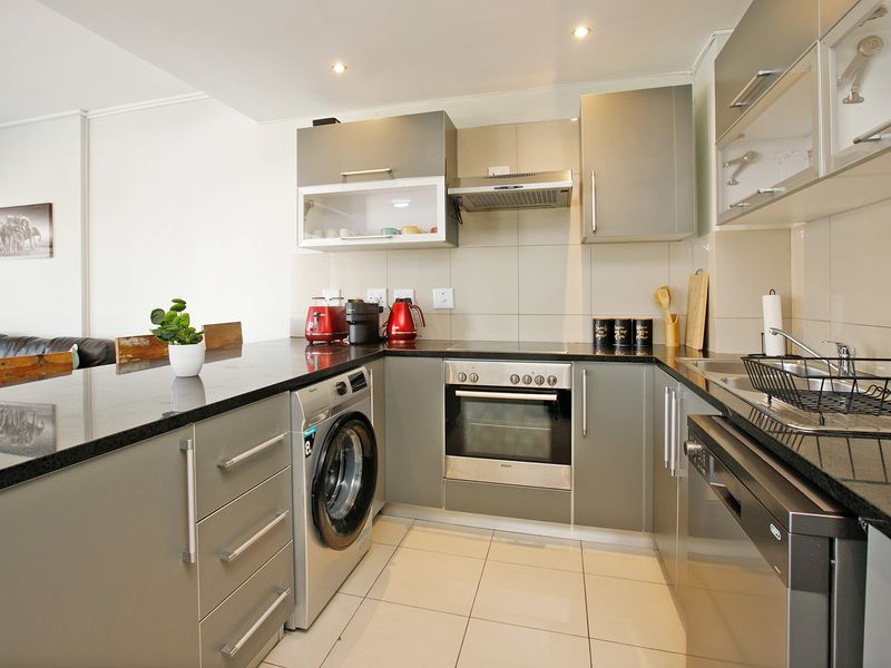 City Oasis - Modern 2 Bed 2 Bath - Photo 2