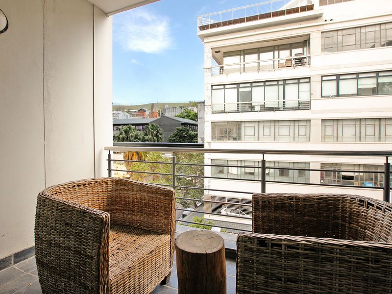 City Oasis - Modern 2 Bed 2 Bath - Photo 4