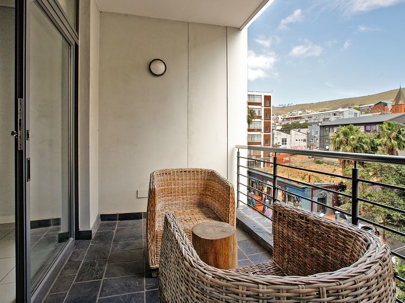 City Oasis - Modern 2 Bed 2 Bath - Photo 9