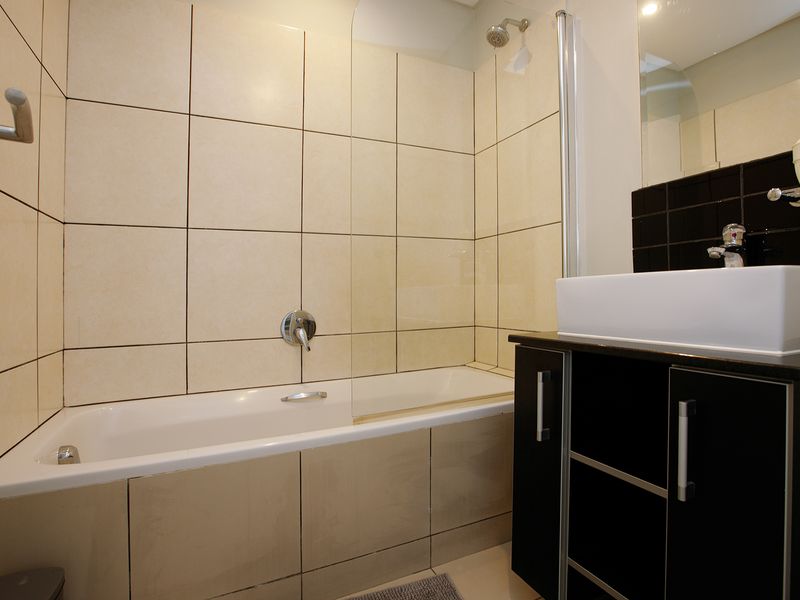 City Oasis - Modern 2 Bed 2 Bath - Photo 8