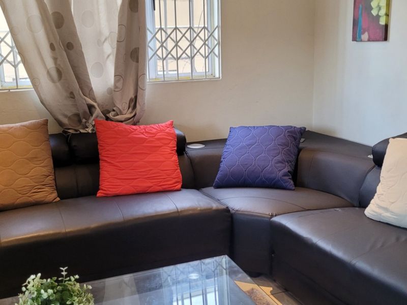 Secure 2-bedroom And 2-bathroom House In Glenwood - Photo 3