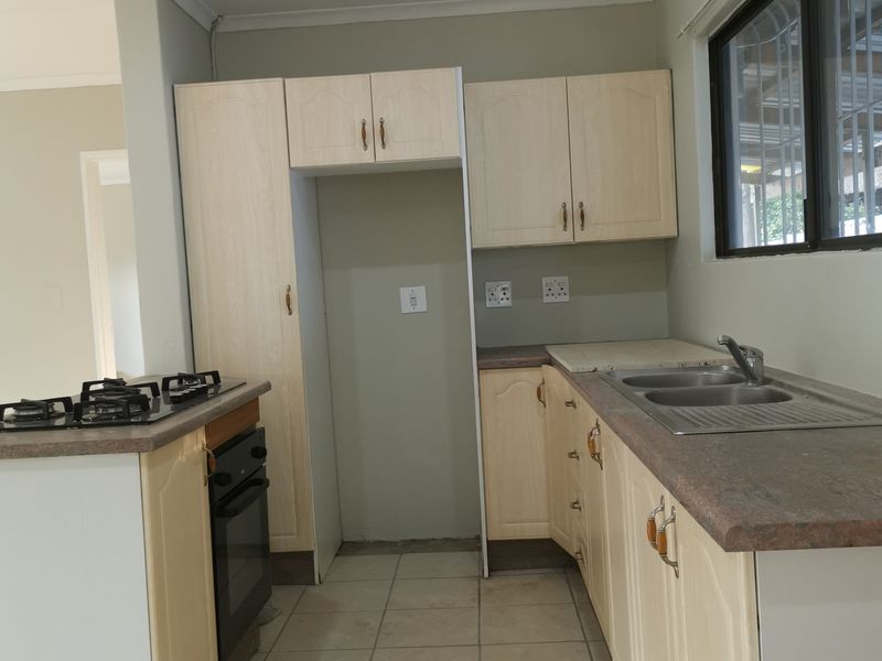 Secure 1-Bedroom Cottage In Angus Place, Northwold - Photo 2