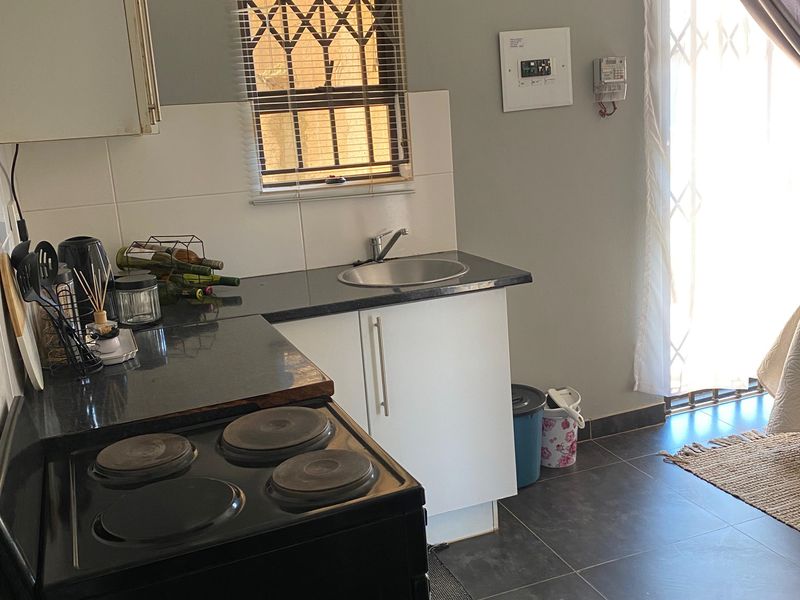 Secure 0,5 Bedroom And 1-bathroom Bachelor Flat In Mahube Valley - Photo 8