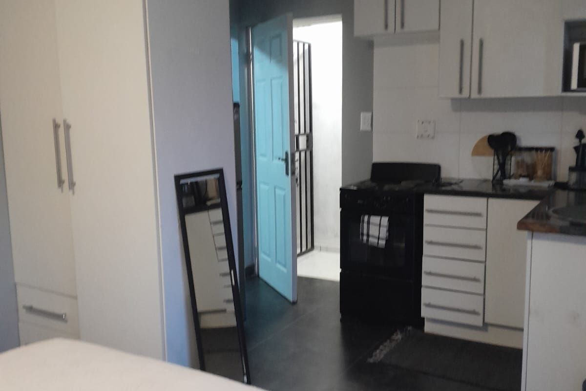 Secure 0,5 Bedroom And 1-bathroom Bachelor Flat In Mahube Valley - Photo 2