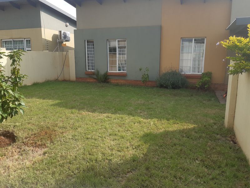 Ideal 3-Bedroom And 2-Bathroom Family Townhouse - Photo 2
