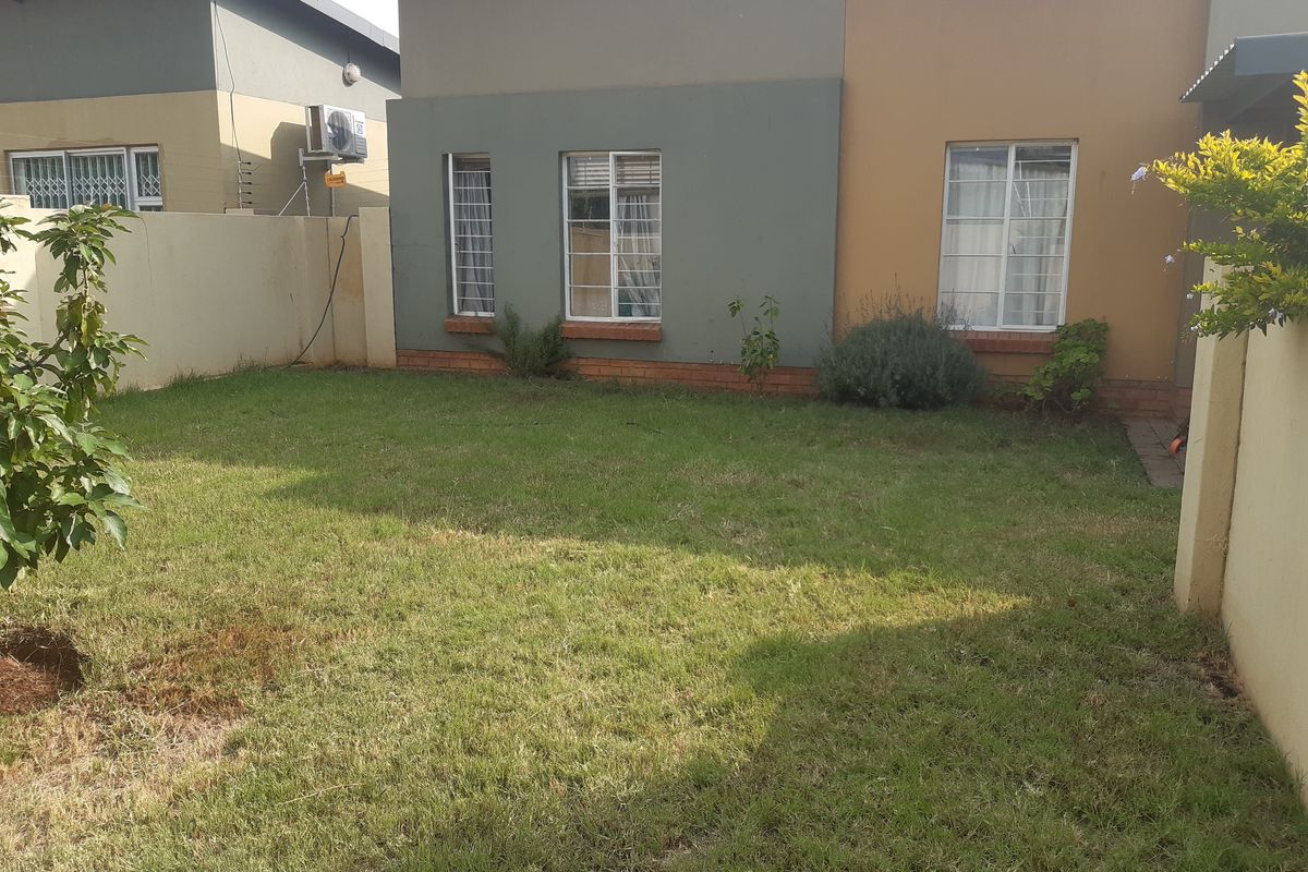 Ideal 3-Bedroom And 2-Bathroom Family Townhouse - Photo 2