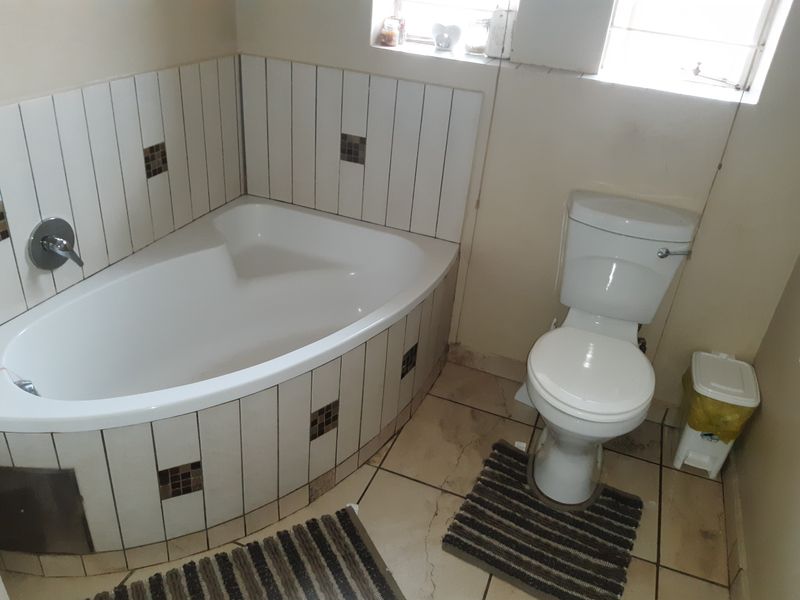Ideal 3-Bedroom And 2-Bathroom Family Townhouse - Photo 6