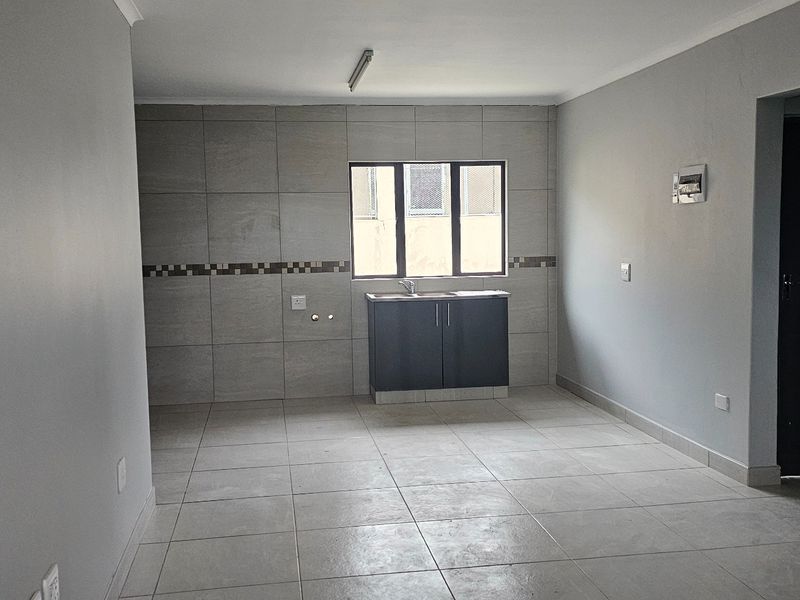 Secure 2-bedroom And 1-bathroom Apartment In Stromia Road, Hippo Road - Photo 3
