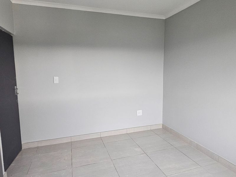 Secure 2-bedroom And 1-bathroom Apartment In Stromia Road, Hippo Road - Photo 6