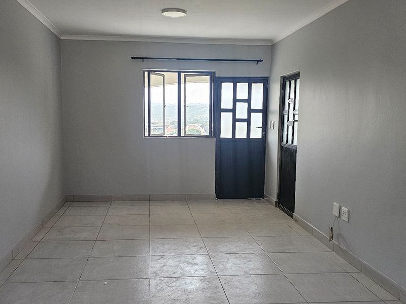 Secure 2-bedroom And 1-bathroom Apartment In Stromia Road, Hippo Road - Photo 4