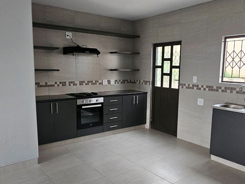 Secure 2-bedroom And 1-bathroom Apartment In Stromia Road, Hippo Road - Photo 2