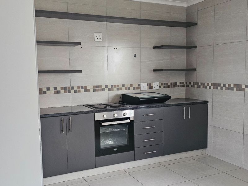 Secure 2-bedroom And 1-bathroom Apartment In Stromia Road, Hippo Road - Photo 1