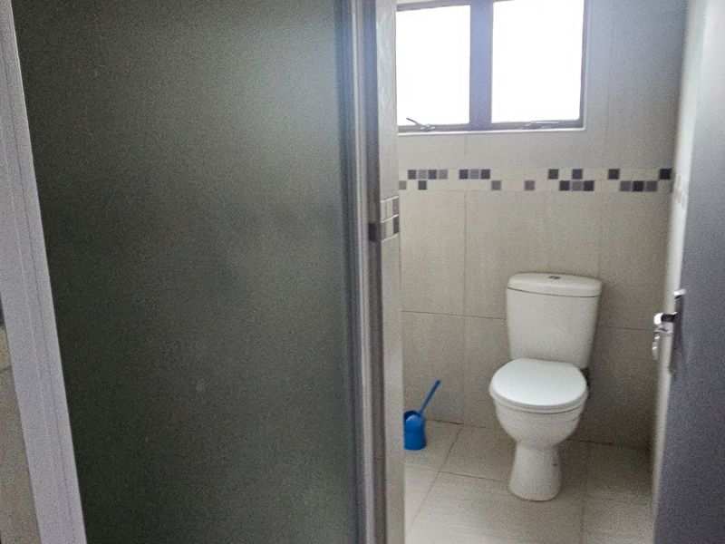 Secure 2-bedroom And 1-bathroom Apartment In Stromia Road, Hippo Road - Photo 8