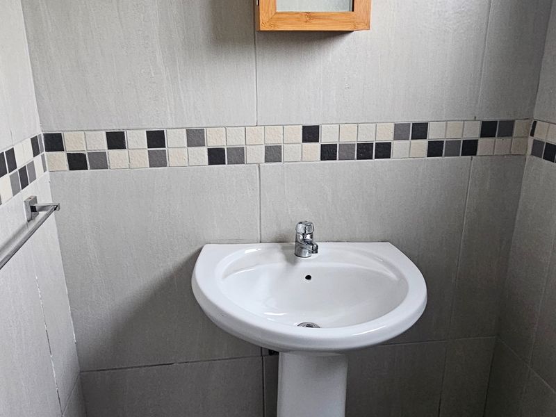 Secure 2-bedroom And 1-bathroom Apartment In Stromia Road, Hippo Road - Photo 9