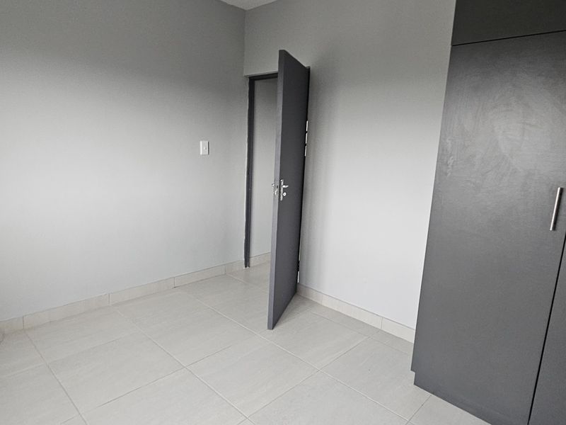 Secure 2-bedroom And 1-bathroom Apartment In Stromia Road, Hippo Road - Photo 7