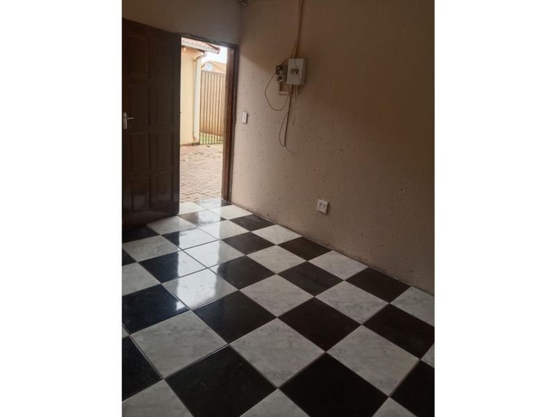 Spacious 1-Bedroom And 1-Bathroom Apartment In Protea Glen - Photo 4