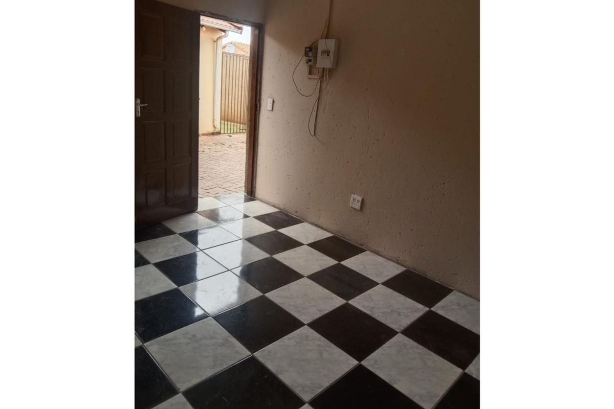 Spacious 1-Bedroom And 1-Bathroom Apartment In Protea Glen - Photo 4