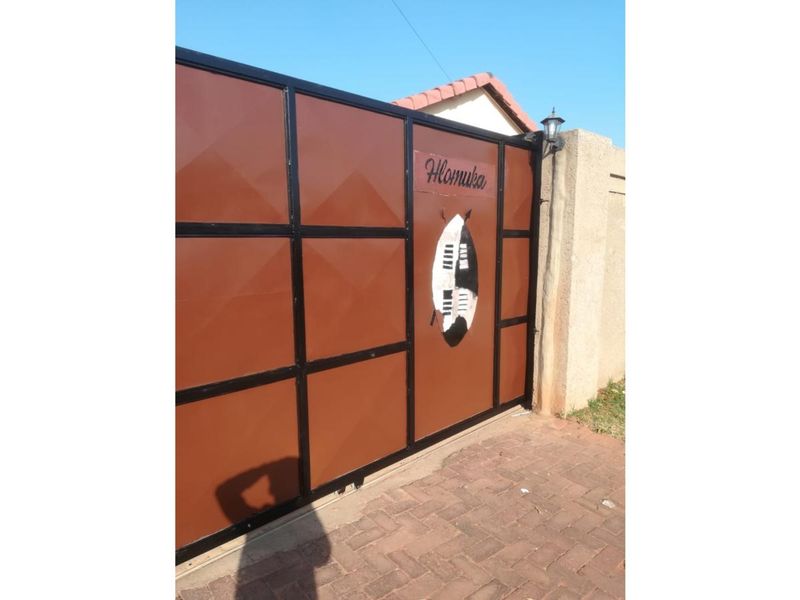 Spacious 1-Bedroom And 1-Bathroom Apartment In Protea Glen - Photo 2