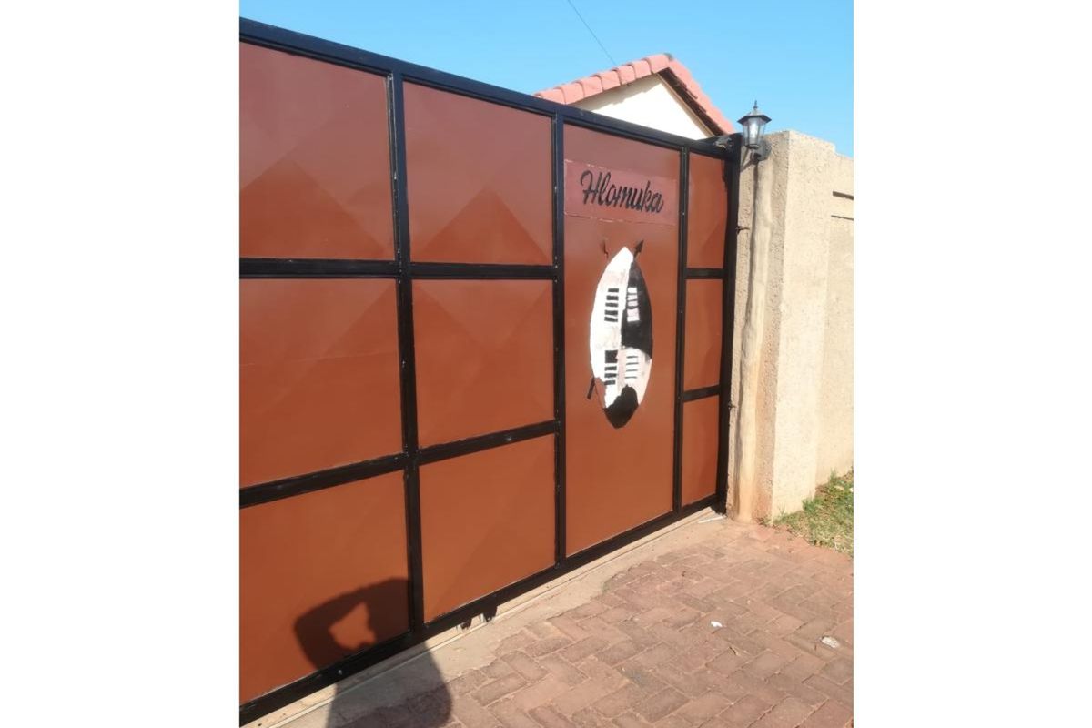 Spacious 1-Bedroom And 1-Bathroom Apartment In Protea Glen - Photo 2