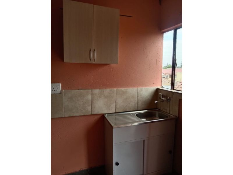 Spacious 1-Bedroom And 1-Bathroom Apartment In Protea Glen - Photo 3