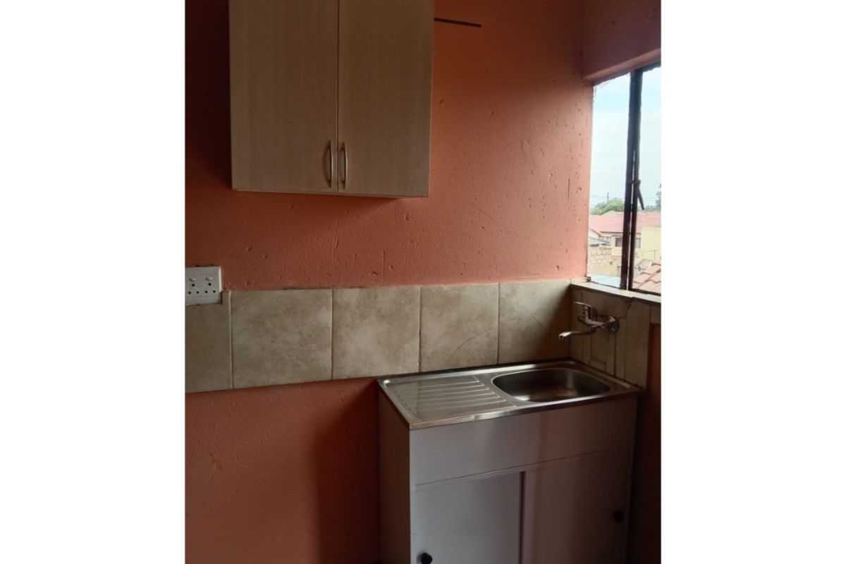 Spacious 1-Bedroom And 1-Bathroom Apartment In Protea Glen - Photo 3