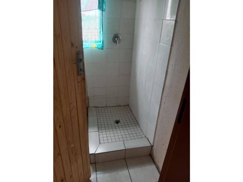 Spacious 1-Bedroom And 1-Bathroom Apartment In Protea Glen - Photo 10