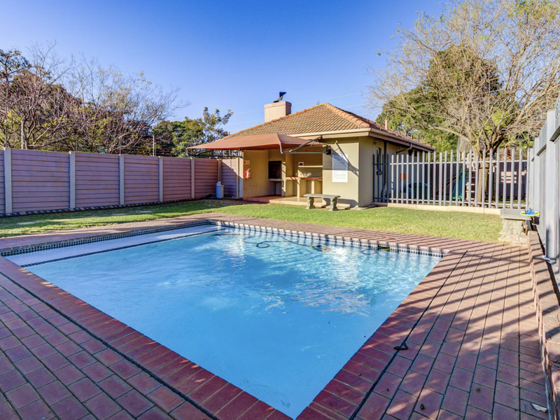 Secure 2-bed Apartment With Pool And Clubhouse In Brentwood Park - Photo 2