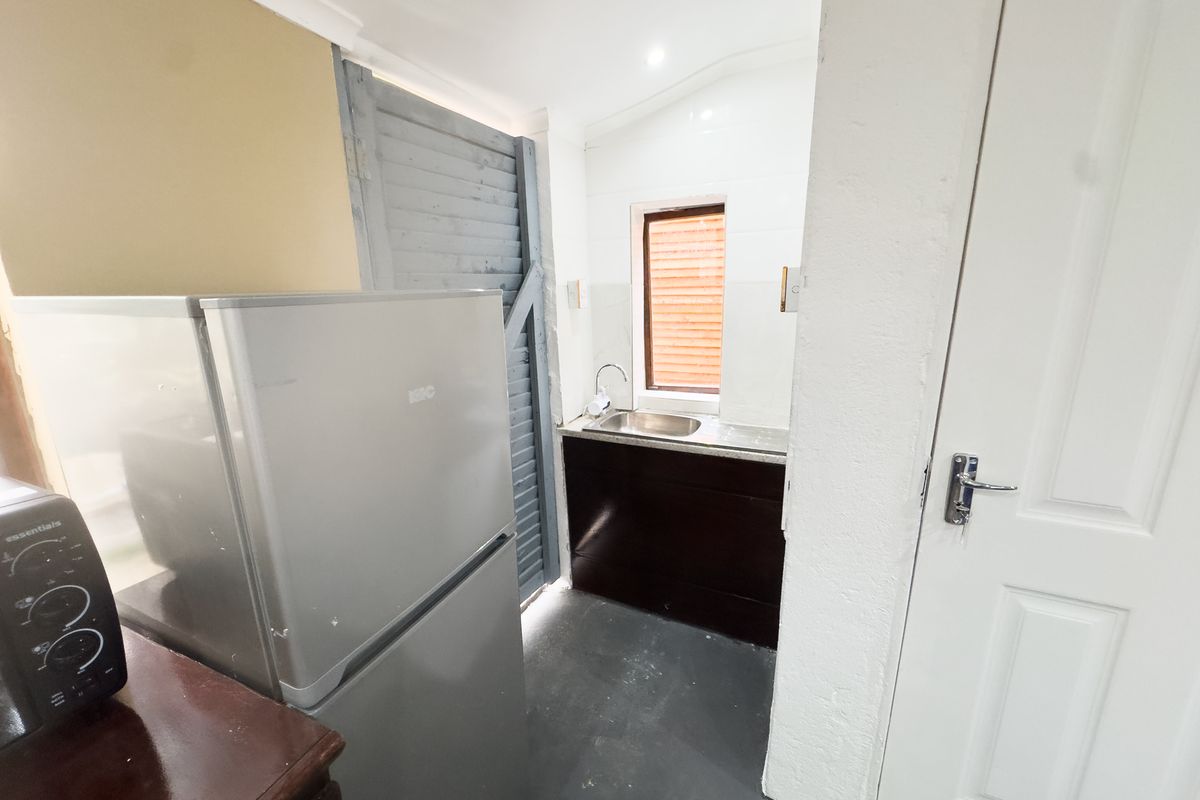 Secure 1-Bedroom Apartment In Argyle Avenue, Buccleuch - Photo 2