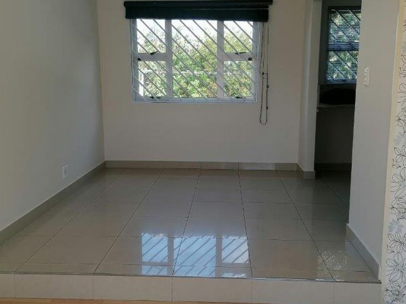 3 Bedroom House to Rent in Lansdowne - Photo 6