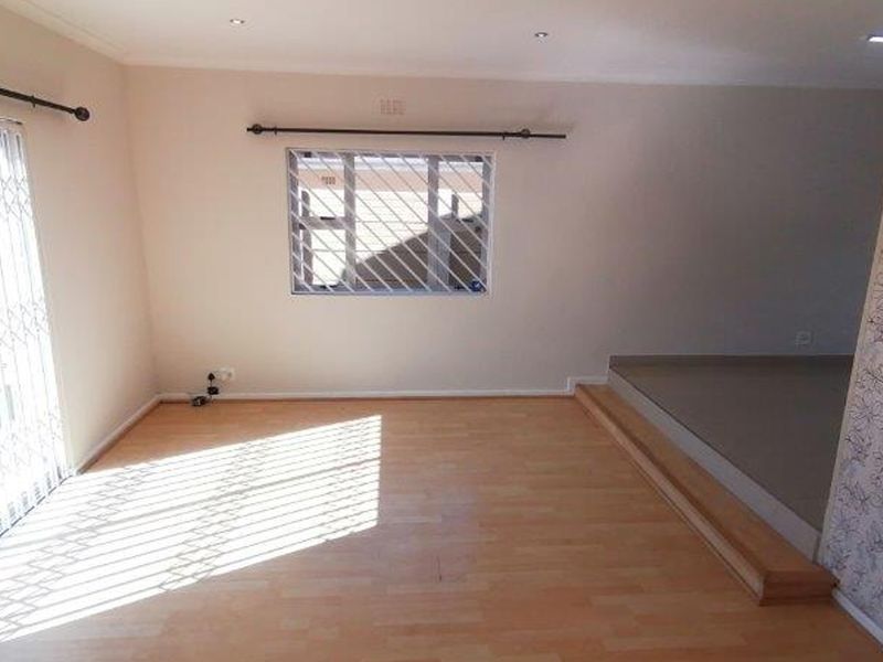 3 Bedroom House to Rent in Lansdowne - Photo 3