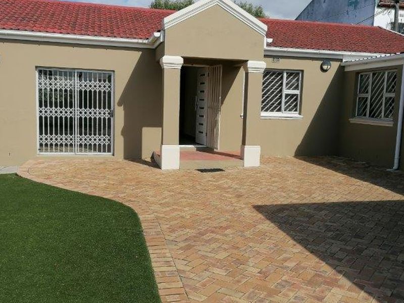 3 Bedroom House to Rent in Lansdowne - Photo 2