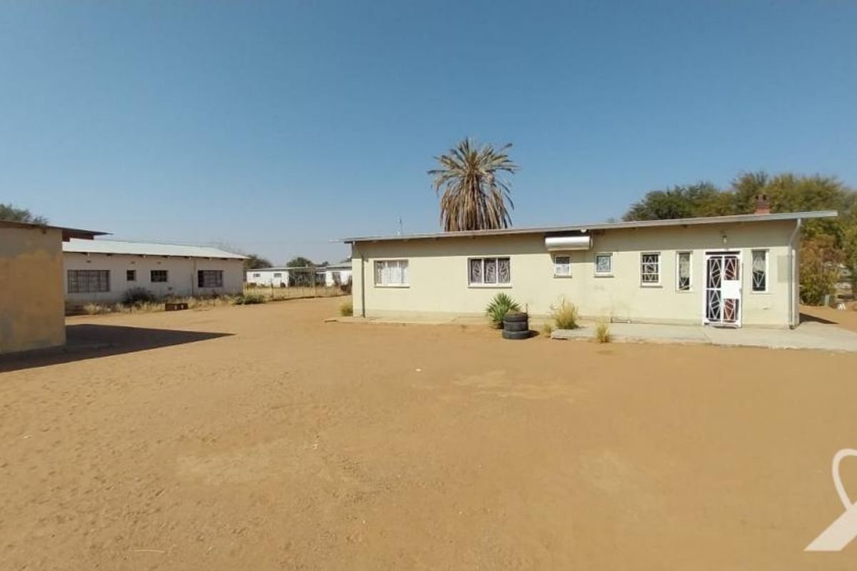 4 Bedroom House with Flat for Sale - Photo 2