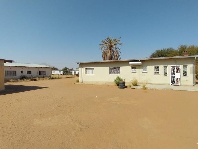 4 Bedroom House with Flat for Sale - Photo 2