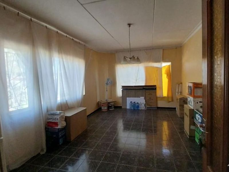 4 Bedroom House with Flat for Sale - Photo 8