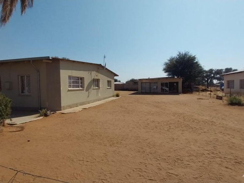 4 Bedroom House with Flat for Sale - Photo 9