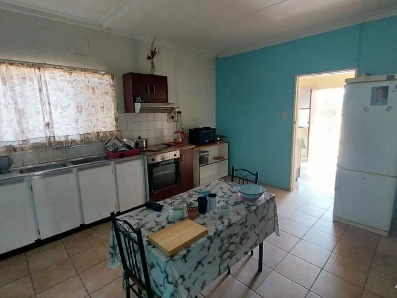 4 Bedroom House with Flat for Sale - Photo 4