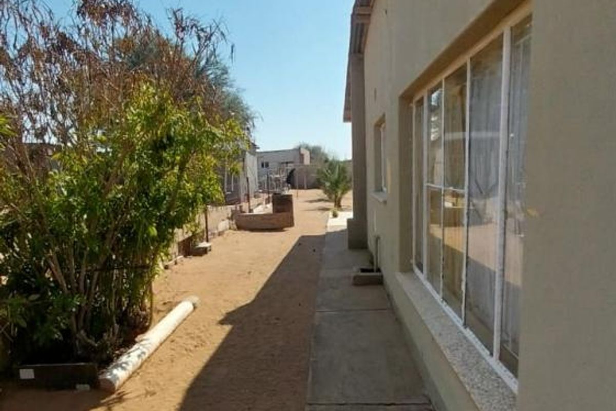 4 Bedroom House with Flat for Sale - Photo 3