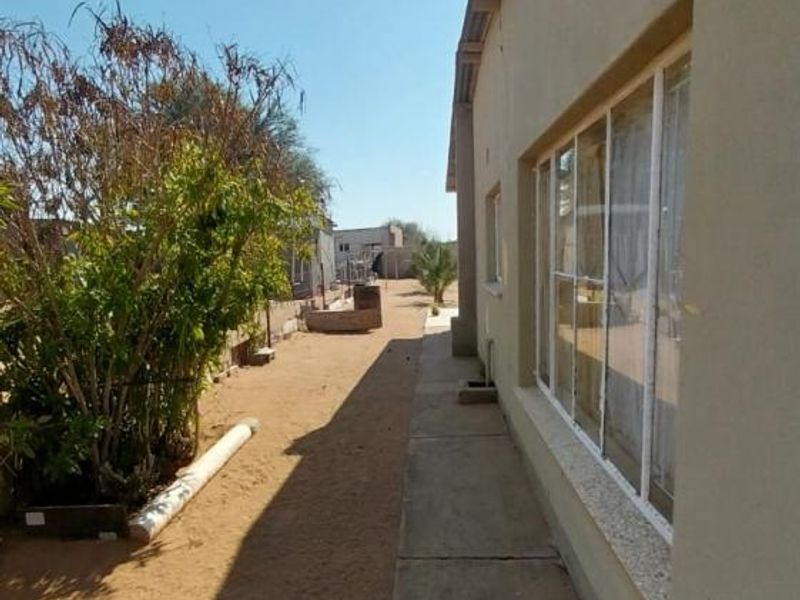 4 Bedroom House with Flat for Sale - Photo 3