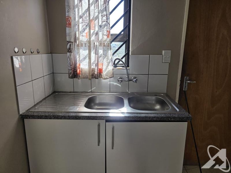 2 Bedroom Apartment for sale in Otjomuise - Photo 8