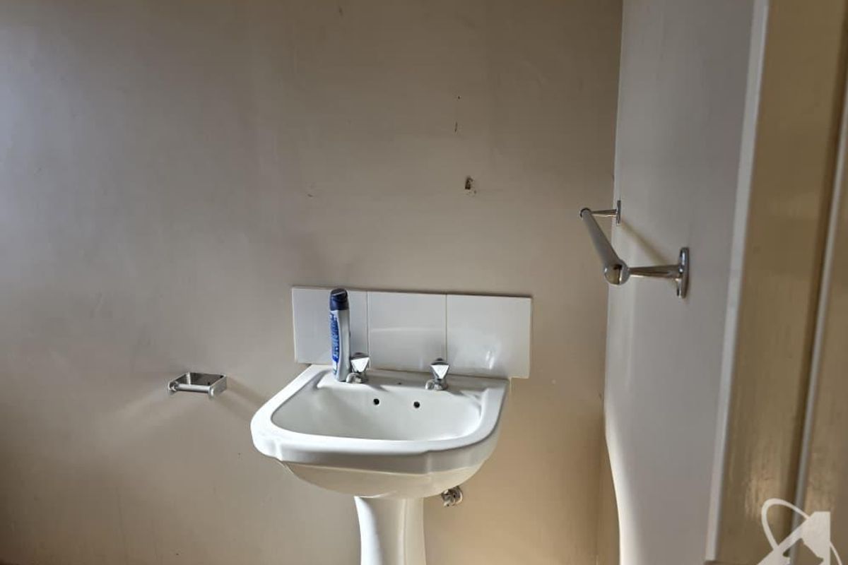 2 Bedroom Apartment for sale in Otjomuise - Photo 5