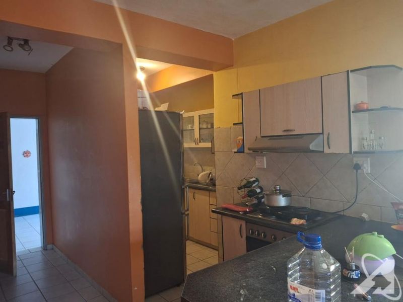 3 Bedroom Apartment For Sale - Photo 2