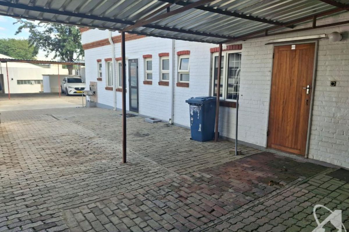 Warehouse and offices For Sale Lafrenz - Photo 3