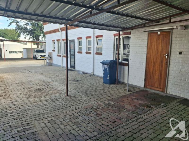 Warehouse and offices For Sale Lafrenz - Photo 3