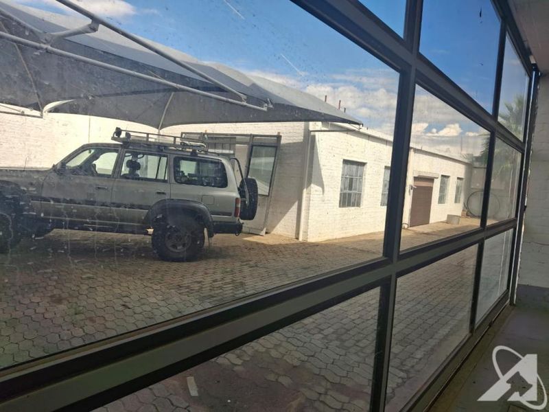 Warehouse and offices For Sale Lafrenz - Photo 2