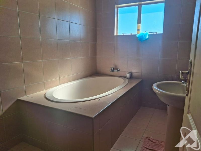 Double storey 5 bedroom House for Sale - Photo 10