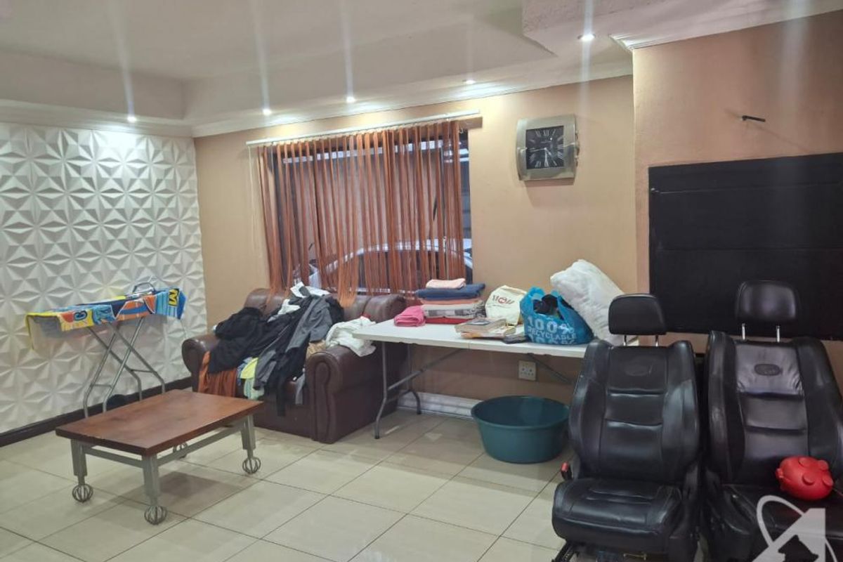 Double storey 5 bedroom House for Sale - Photo 5