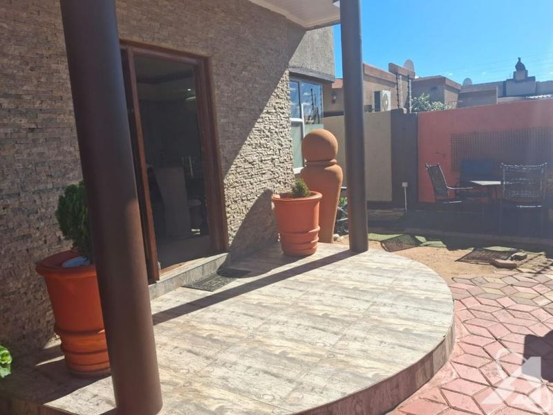 Double storey 5 bedroom House for Sale - Photo 8