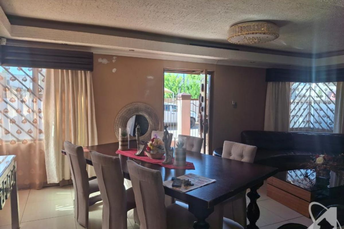 Double storey 5 bedroom House for Sale - Photo 3