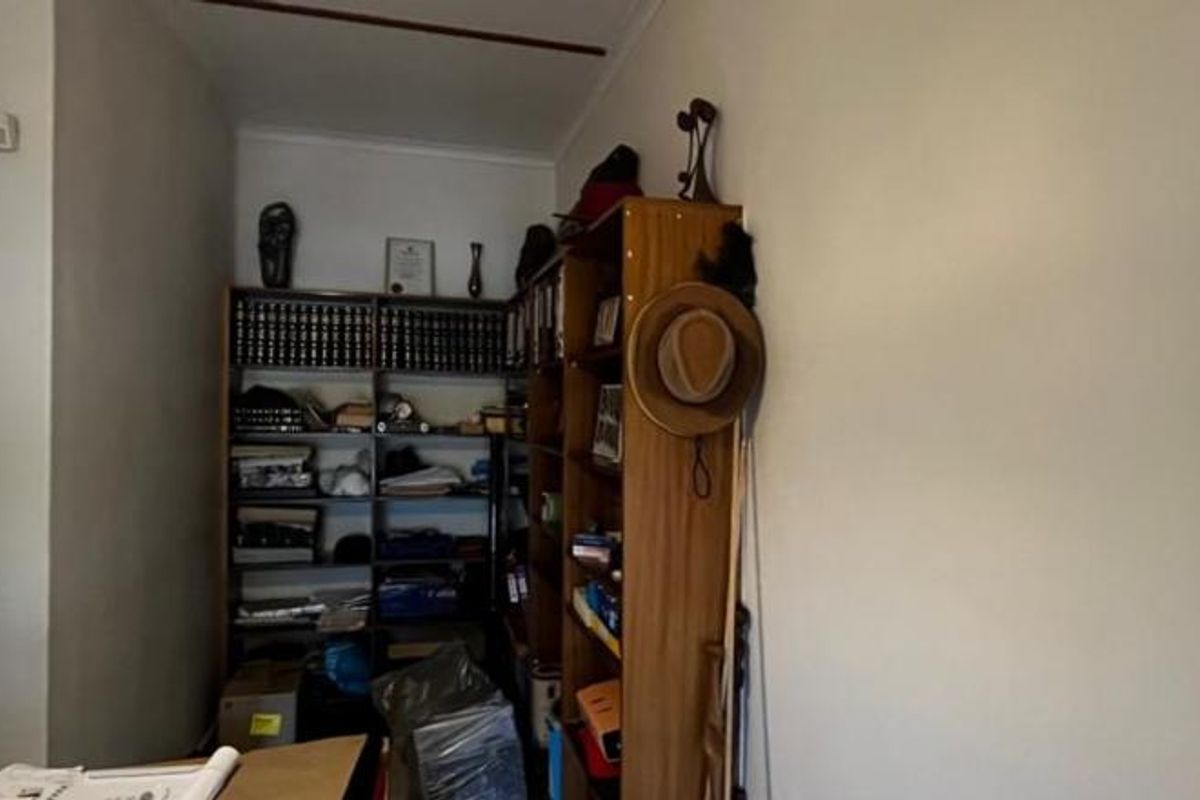 Large 3 Bedroom Family Home For Sale with 2 flats - Photo 5